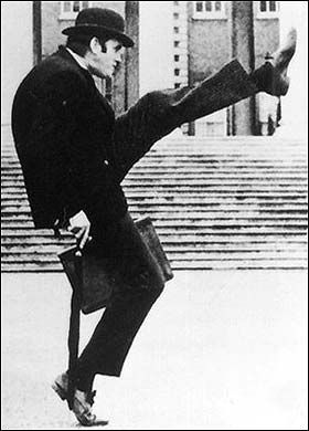 John Gleese - Ministry of Silly Walks - Monty Python  - 1970